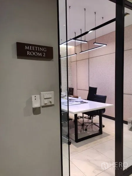 คลังสินค้า ขายในLat Krabang, Bangkok - ประตูห้องประชุมกระจก ป้ายชื่อห้อง และไฟสมัยใหม่