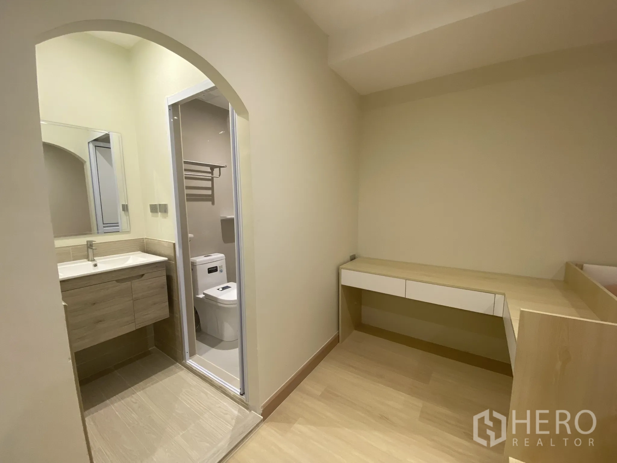 อาคารพาณิชย์ ให้เช่าในWatthana, Bangkok - พื้นที่อ่างล้างหน้าต่อเนื่องสู่ห้องน้ำผ่านซุ้มโค้ง