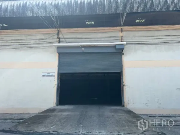 คลังสินค้า ให้เช่าในMueang Samut Prakan, Samut Prakan - ทางเข้าโกดังพร้อมประตูม้วนกว้างและทางลาดรับรถบรรทุก