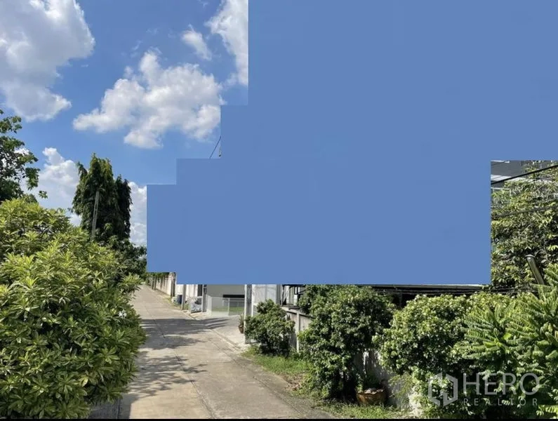 ที่ดิน ขายในSuan Luang, Bangkok - ซอยคอนกรีตเงียบสงบ มีต้นไม้และบ้านพักอาศัย นำทางสู่ที่ดิน