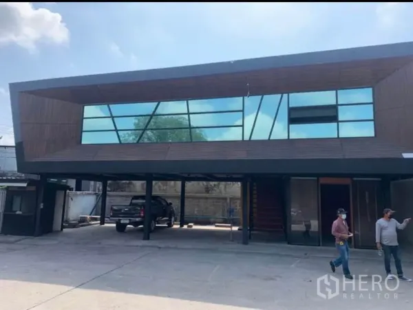 คลังสินค้า ให้เช่าในSamut Prakan - อาคารสำนักงานกระจกสมัยใหม่ พร้อมที่จอดรถใต้ถุนหน้าโกดัง