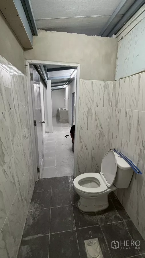 คลังสินค้า ให้เช่าหรือขายในKhlong San, Bangkok - ห้องน้ำสะอาด ผนังและพื้นกระเบื้องภายในอาคาร