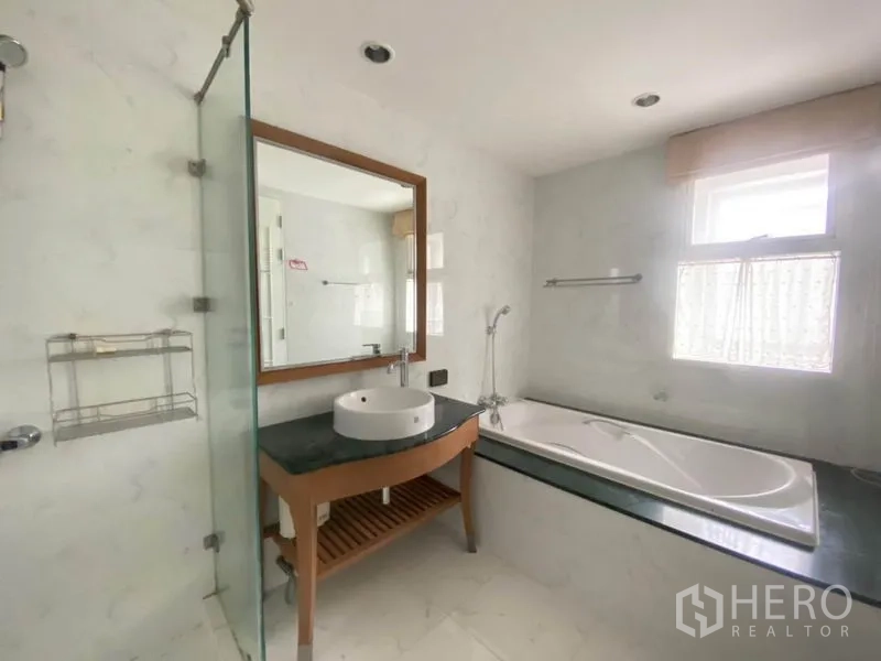 คอนโด ให้เช่าในWatthana, Bangkok - ห้องน้ำพร้อมอ่างอาบน้ำ แยกตู้กระจกอาบน้ำ และเคาน์เตอร์อ่างล้างหน้า