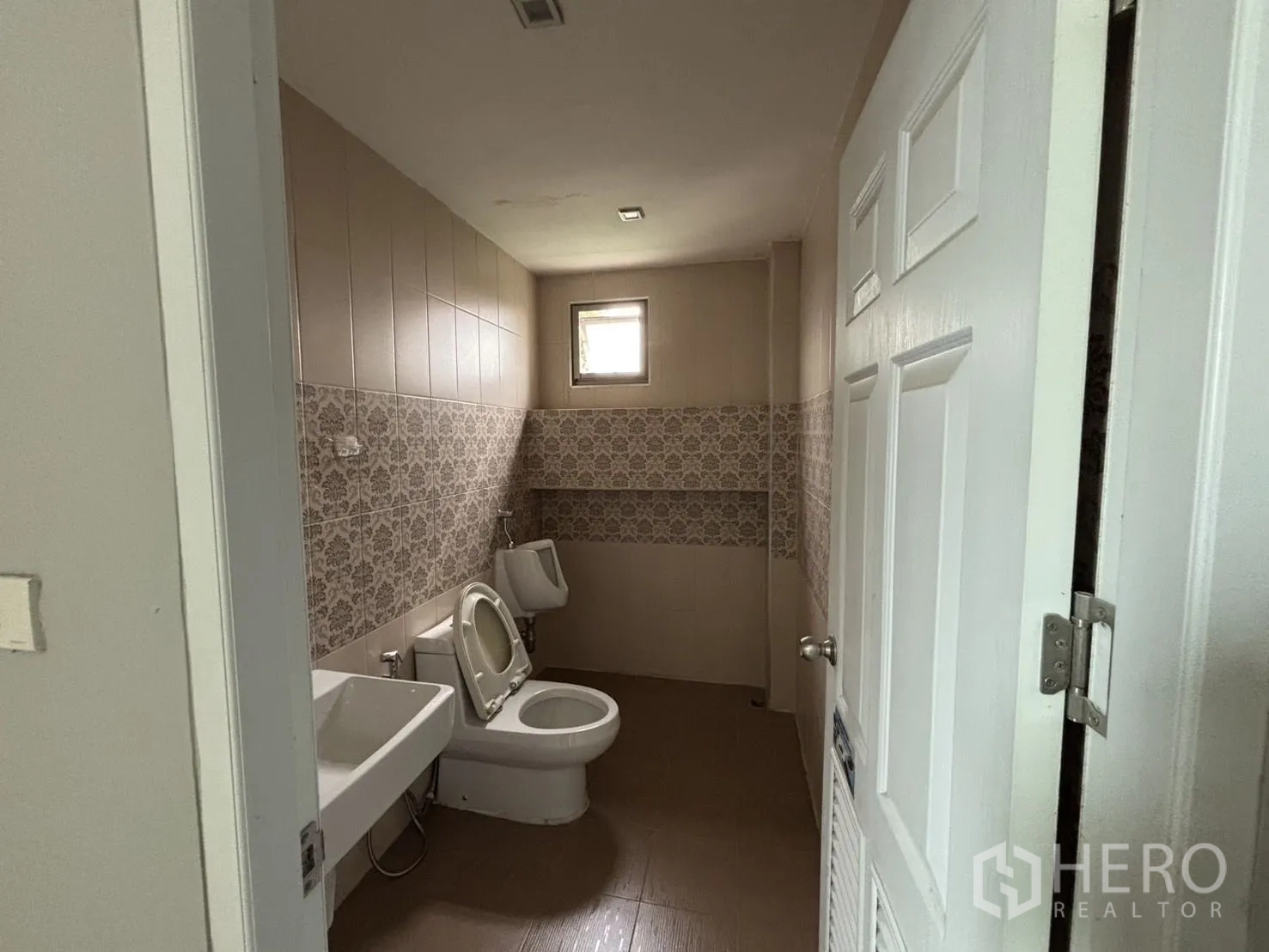 คลังสินค้า ให้เช่าหรือขายในWang Thonglang, Bangkok - ห้องน้ำชั้นล่างมีโถส้วม โถปัสสาวะ และอ่างล้างมือ