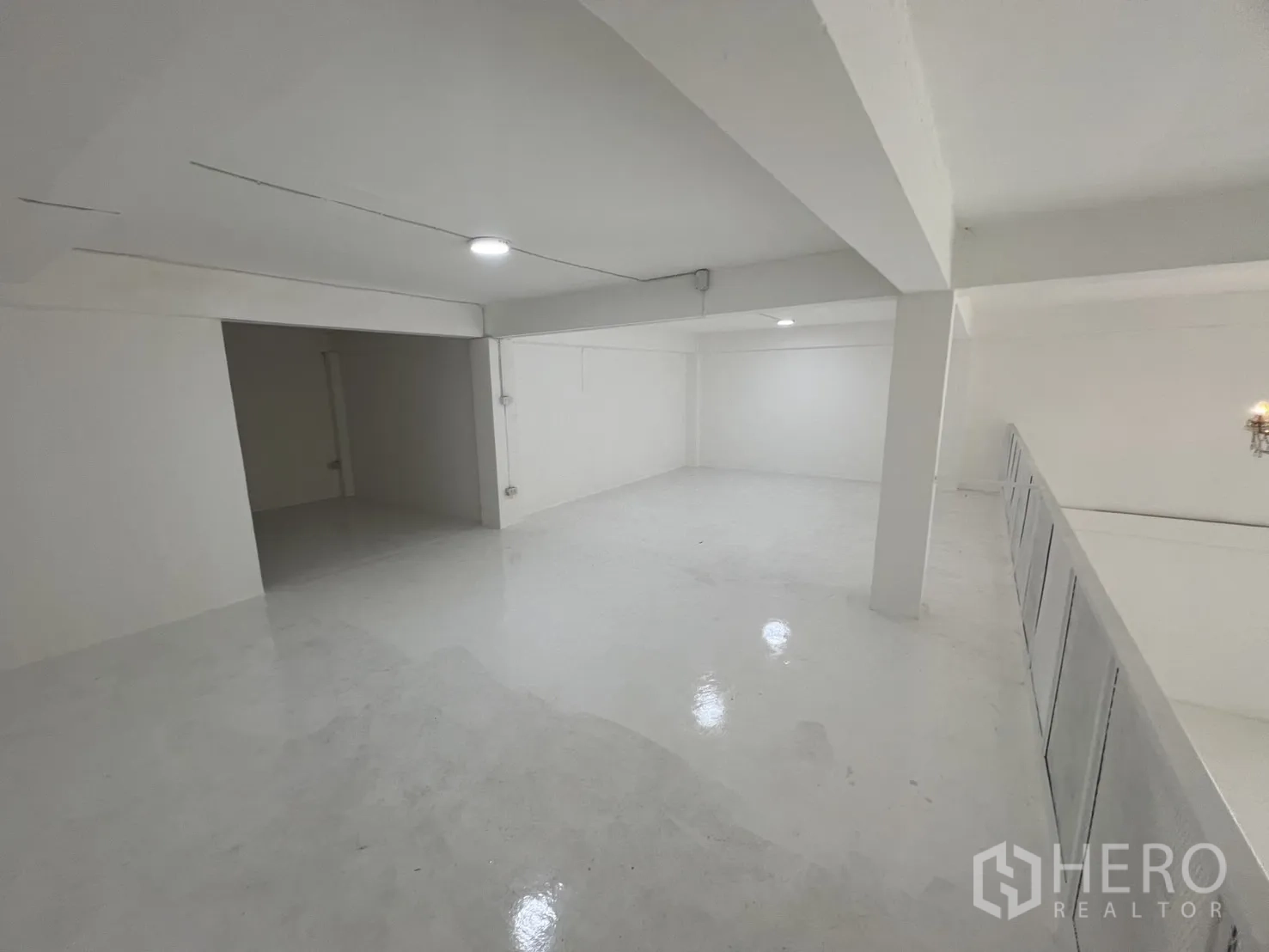 พื้นที่ขายปลีก ให้เช่าในKhlong Toei, Bangkok - มุมมองลึกบนชั้นลอย แสดงผังแบบเปิดและช่องว่างสำหรับเก็บของ