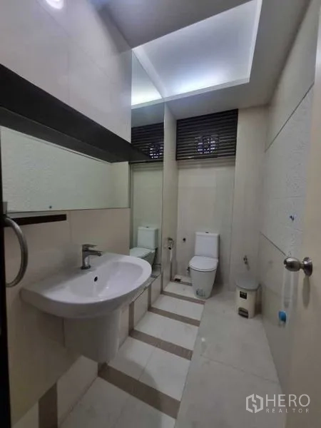 店屋 出租在Watthana, Bangkok - 整洁卫生间，带墙面镜子、洗手盆与坐便器。