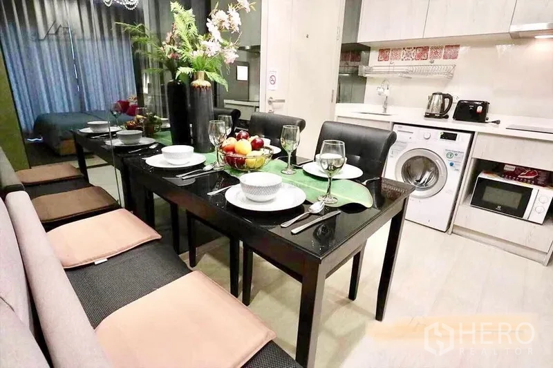 คอนโด ให้เช่าในKhlong Toei, Bangkok - โต๊ะอาหารยาวข้างครัวขนาดกะทัดรัด พร้อมเครื่องซักผ้าและไมโครเวฟ