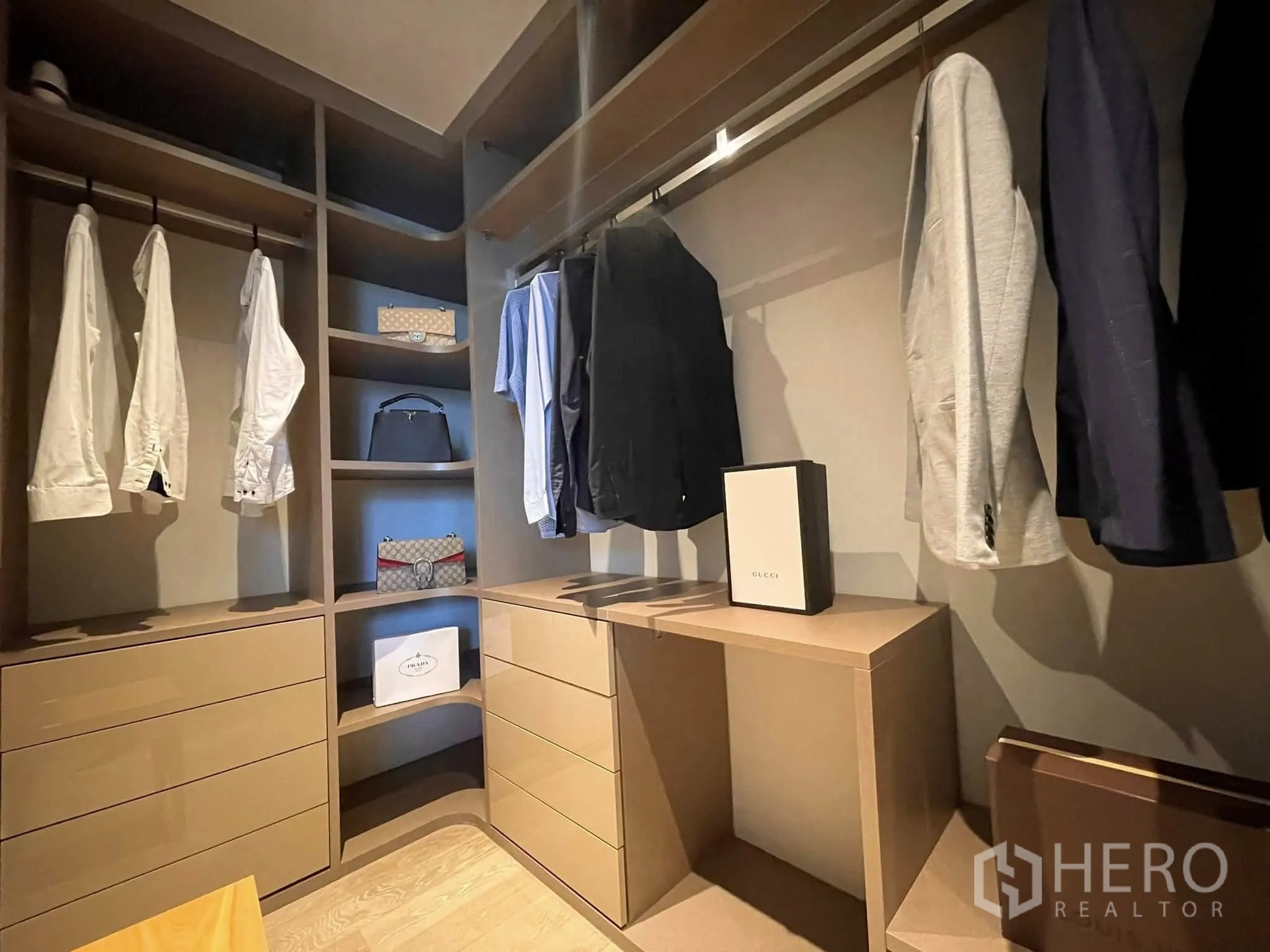 Condominium for rent in Bang Rak, Bangkok - Walk-in closet with built-in shelves, drawers and hanging rails.