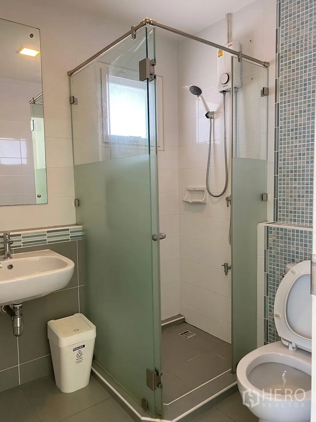 Detached House for rent in Prawet, Bangkok - Bathroom with glass-enclosed shower, toilet, and sink.