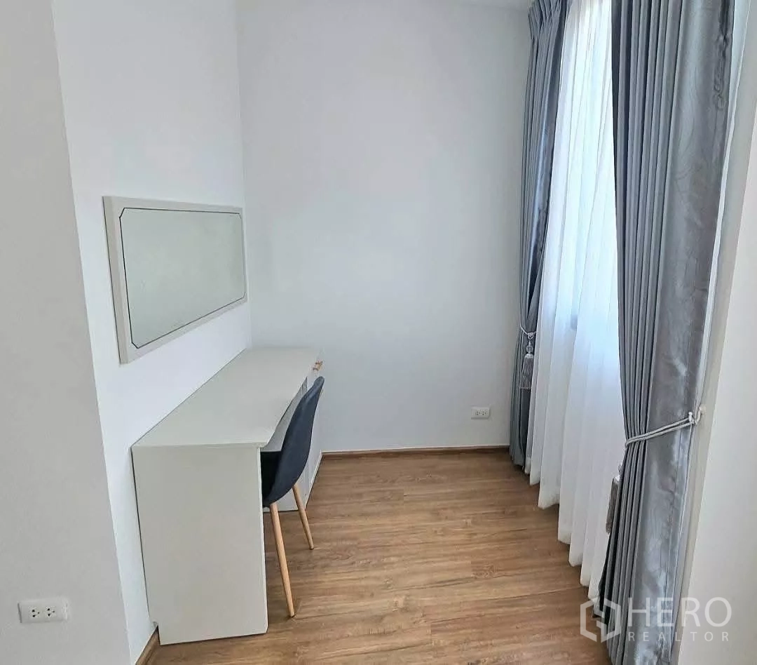 ทาวน์เฮาส์ ให้เช่าในBang Phli, Samut Prakan - มุมทำงานสว่าง โต๊ะสีขาวกับเก้าอี้ ข้างหน้าต่างผ้าม่านสีเทา