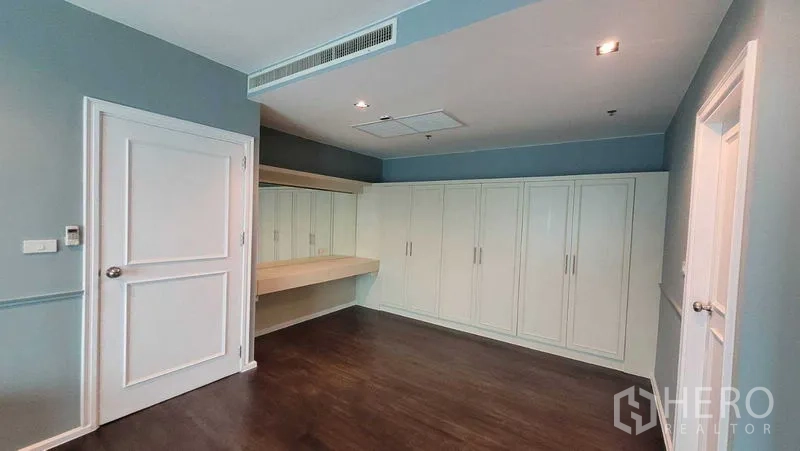 คอนโด ให้เช่าในKhlong Toei, Bangkok - ห้องนอนใหญ่กว้าง มีตู้เสื้อผ้าบิวท์อินยาว และโต๊ะเครื่องแป้งพร้อมกระจก