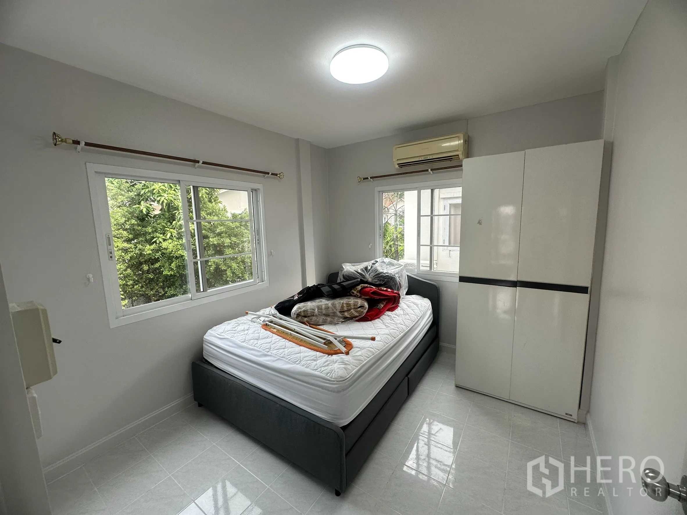 ทาวน์เฮาส์ ขายในLam Luk Ka, Pathum Thani - ห้องนอนที่สอง หน้าต่างบานใหญ่ เตียงและตู้เสื้อผ้า