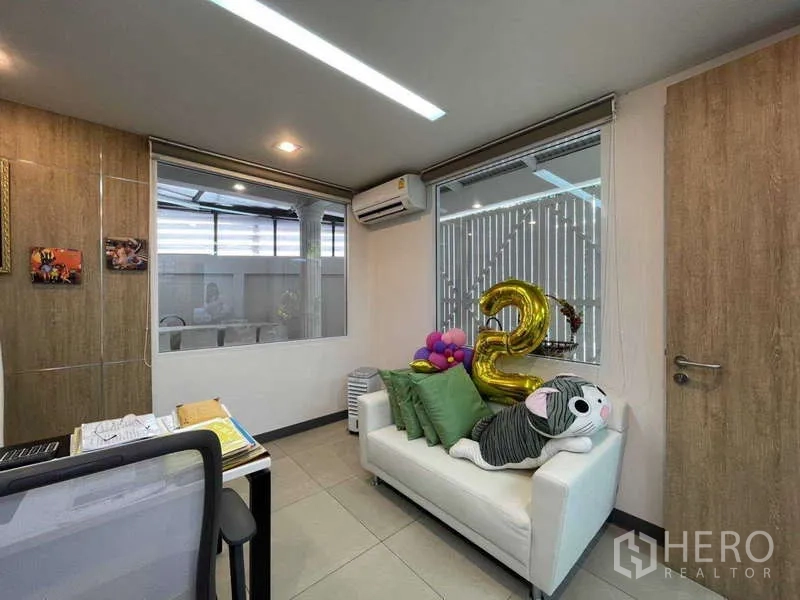 带办公室的家 出租在Watthana, Bangkok - 经理室温馨，白色沙发、窗户与木门