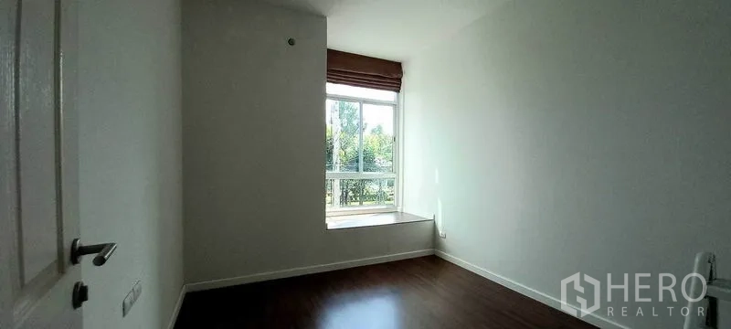 ทาวน์เฮาส์ ขายในMueang Pathum Thani, Pathum Thani - ห้องนอนอบอุ่น หน้าต่างบานใหญ่มีที่นั่งริมหน้าต่าง มองเห็นสวน พื้นลามิเนตไม้