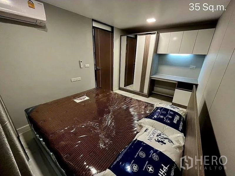 零售空间 出售在Khlong Toei, Bangkok - 卧室配空调、床、定制衣柜与学习桌。