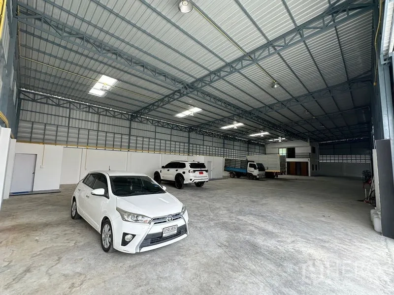 คลังสินค้า ให้เช่าในLam Luk Ka, Pathum Thani - ภายในโกดังช่วงกว้างไม่มีเสา หลายคันรถจอดบนพื้นคอนกรีตแข็งแรง