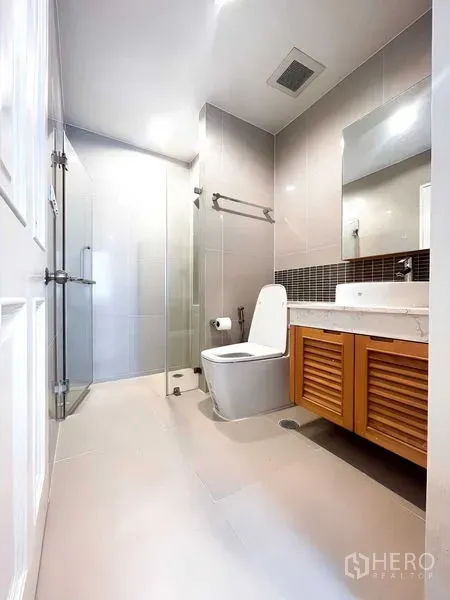 公寓 出租 - 现代化卫浴，玻璃淋浴间、墙砖与百叶门洗手台。