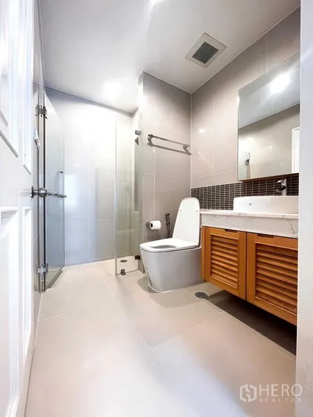 公寓 出租 - 现代化卫浴，玻璃淋浴间、墙砖与百叶门洗手台。