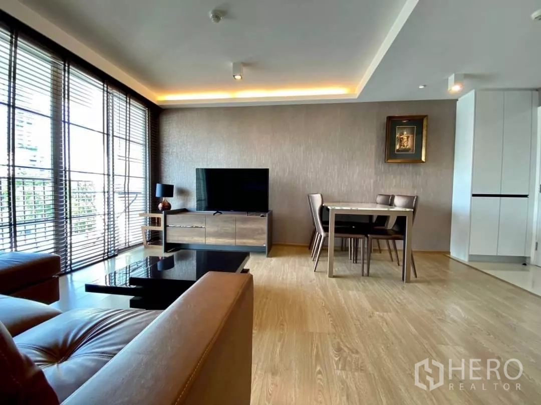 คอนโด ให้เช่าในWatthana, Bangkok - พื้นที่นั่งเล่นกระจกเต็มบาน ชุดวางทีวี โต๊ะอาหาร และวิวเมือง