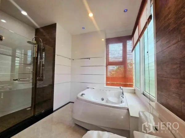 บ้าน ให้เช่าในChatuchak, Bangkok - ห้องน้ำสไตล์สปา อ่างจากุซซี่ข้างหน้าต่างสูงถึงเพดาน พร้อมฝักบัวกระจกกั้น