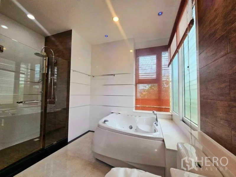 บ้าน ให้เช่าในChatuchak, Bangkok - ห้องน้ำสไตล์สปา อ่างจากุซซี่ข้างหน้าต่างสูงถึงเพดาน พร้อมฝักบัวกระจกกั้น