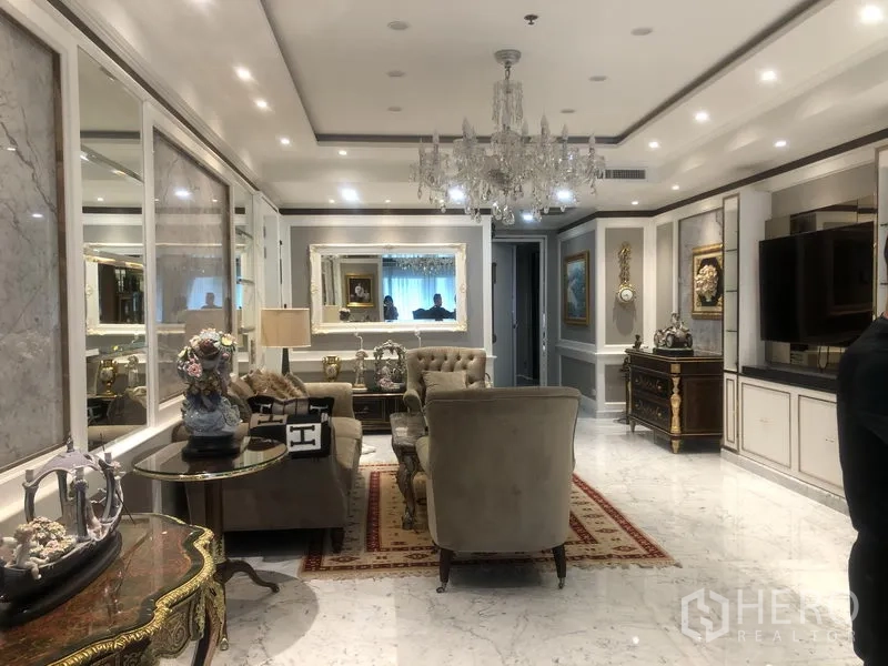 คอนโด ขายในWatthana, Bangkok - ห้องนั่งเล่นหรูหราพื้นหินอ่อน โซฟากำมะหยี่ โคมระย้าคริสตัล ผนังกระจกเงา และตู้บิลท์อินสไตล์คลาสสิก