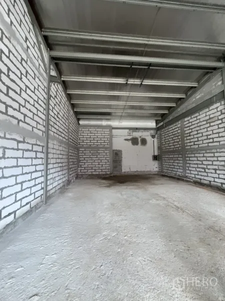 零售空间 出租 - 室内毛坯空间，白色砖墙与金属梁，混凝土地面，进深充足