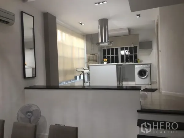 ทาวน์เฮาส์ ให้เช่าในBang Kapi, Bangkok - มุมมองสPLIT-LEVEL ไปยังครัวเปิด ไอส์แลนด์ เครื่องดูดควัน และหน้าต่างบานใหญ่