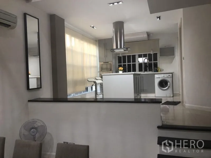 ทาวน์เฮาส์ ให้เช่าในBang Kapi, Bangkok - มุมมองสPLIT-LEVEL ไปยังครัวเปิด ไอส์แลนด์ เครื่องดูดควัน และหน้าต่างบานใหญ่