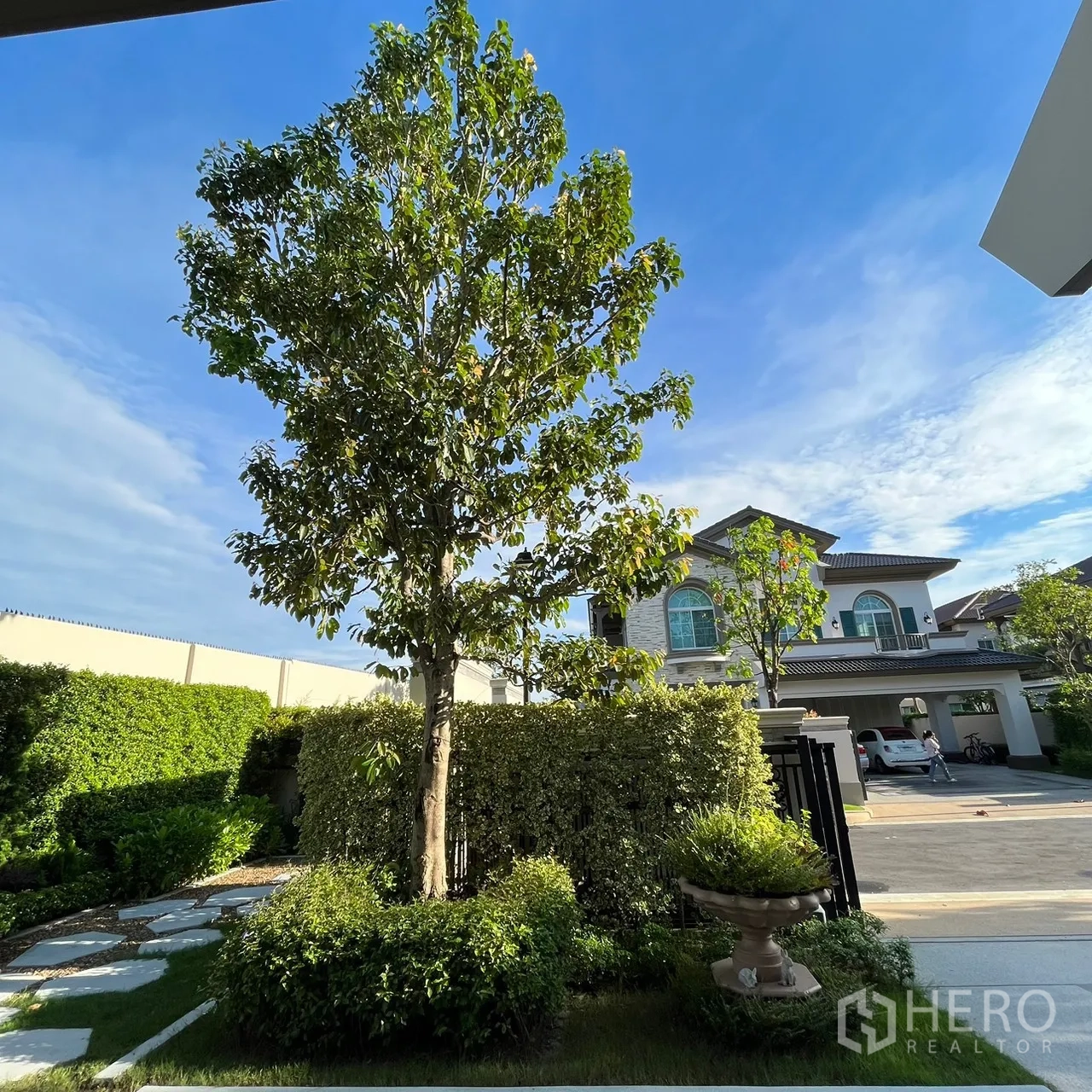 บ้าน ให้เช่าหรือขายในBang Khen, Bangkok - มุมมองถนนภายในโครงการ เห็นบ้านหรูและต้นไม้