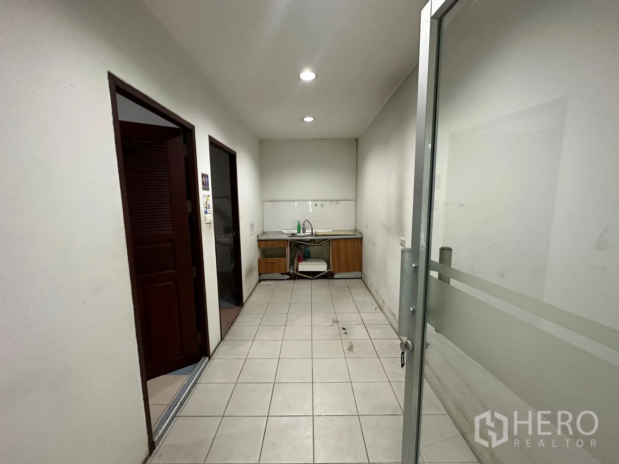 Warehouse for rent in Huai Khwang, Bangkok - Corridor with small kitchenette and access to restrooms and offices.