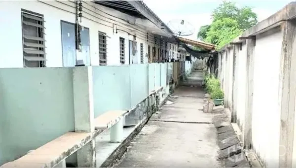 工厂 出租 - 带长凳与遮棚的外部走廊，邻近宿舍/服务用房