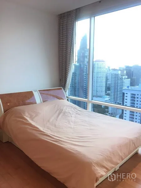 คอนโด ให้เช่าหรือขายในWatthana, Bangkok - ห้องนอนที่สองพร้อมหน้าต่างสูงจรดเพดานชมวิวตึกระฟ้า