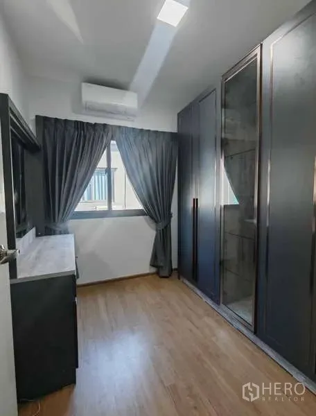 ทาวน์เฮาส์ ให้เช่าในBang Phli, Samut Prakan - ห้องนอนขนาดกะทัดรัด พื้นไม้ หน้าต่างม่านทึบ ตู้เสื้อผ้าบิลท์อินบานกระจก และเครื่องปรับอากาศ