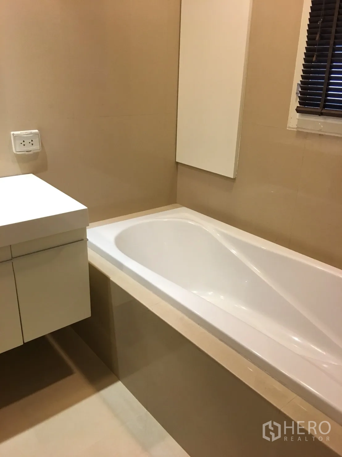 คอนโด ให้เช่าในWatthana, Bangkok - ห้องน้ำอีกห้องพร้อมอ่างอาบน้ำลึก ตู้ติดผนัง และมู่ลี่หน้าต่าง