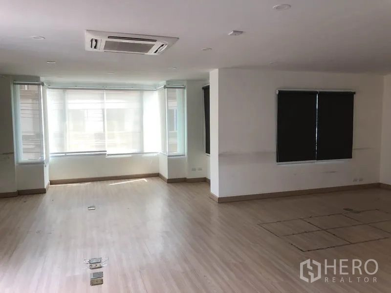 สำนักงานที่บ้าน ให้เช่าในWang Thonglang, Bangkok - ห้องมุมพร้อมแอร์คาสเซ็ต หน้าต่างรอบด้านและม่านทึบ