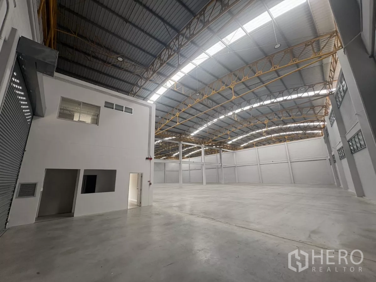 工厂 出租在Bang Phli, Samut Prakan - 仓库角落，卷帘门与两层办公室结构
