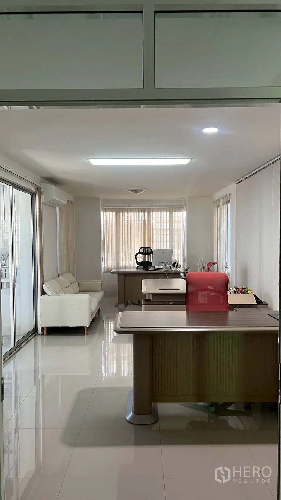 家庭办公室 for rent in Wang Thonglang, Bangkok - 行政办公室宽景，可见两张办公桌与自然采光。