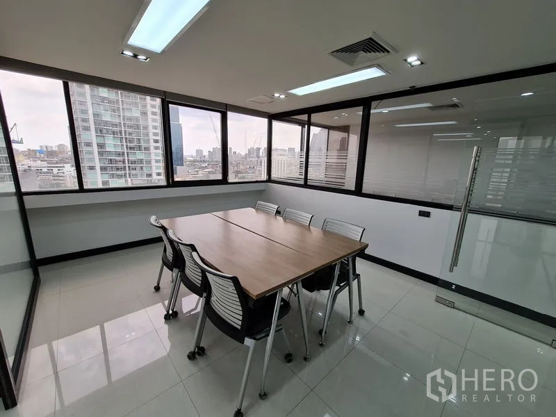 办公空间 出租在Bang Rak, Bangkok - 转角会议室，双面采光，远望天际线。