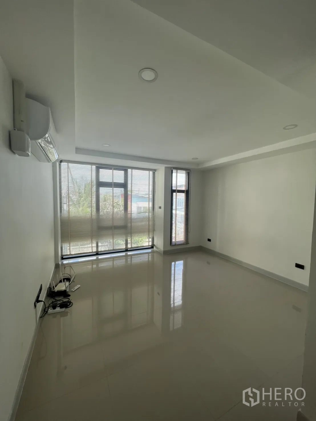 Home Office for rent or sale in Phra Khanong, Bangkok - Air-conditioned office room with blinds and polished tile floor.