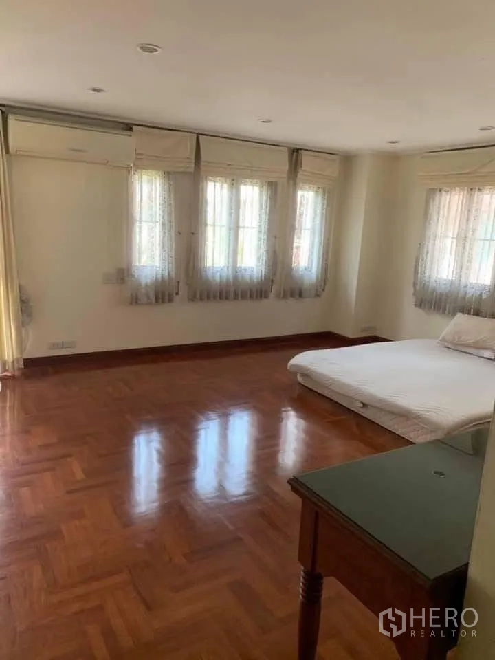联排别墅 for rent in Watthana, Bangkok - 宽敞卧室，木地板，多扇窗，空调与床垫。