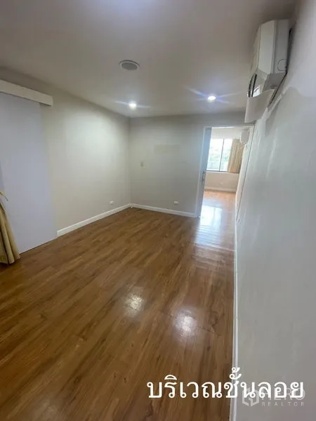 店屋 出租在Watthana, Bangkok - 上层房间，木纹地板与筒灯。