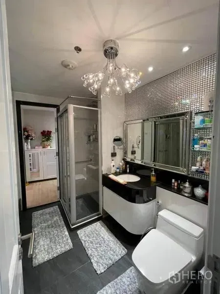 คอนโด ขายในPathum Wan, Bangkok - ห้องน้ำร่วมสมัยโคมไฟระย้า ผนังโมเสก ตู้อาบน้ำกระจก และเคาน์เตอร์ล้างหน้าโมเดิร์น