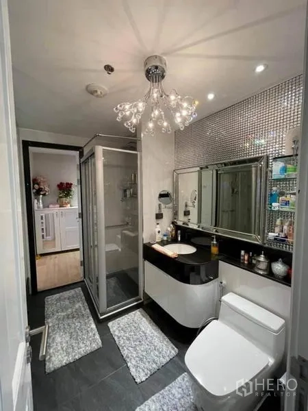 คอนโด ขายในPathum Wan, Bangkok - ห้องน้ำร่วมสมัยโคมไฟระย้า ผนังโมเสก ตู้อาบน้ำกระจก และเคาน์เตอร์ล้างหน้าโมเดิร์น