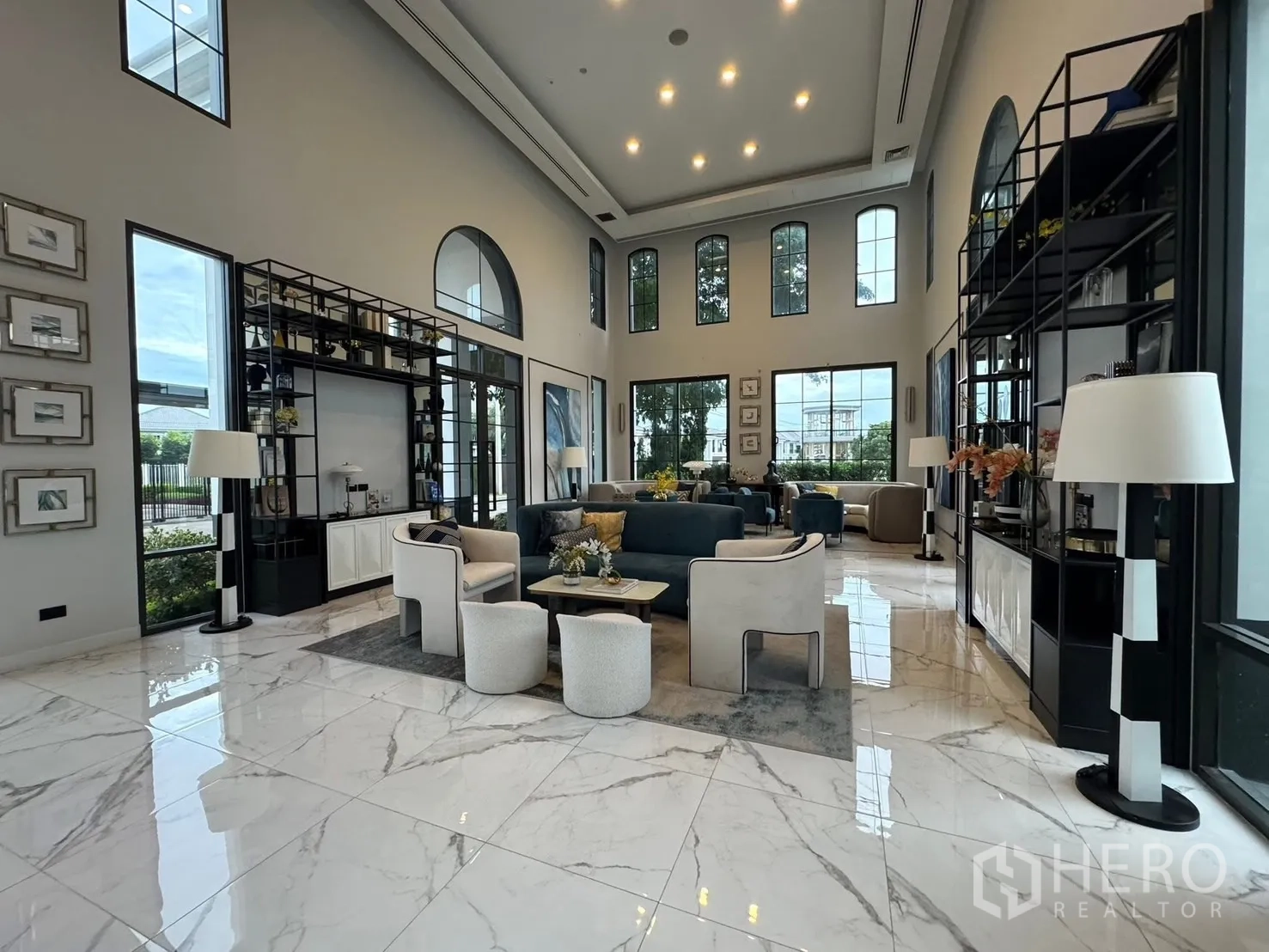 独立式住宅 出售在Mueang Pathum Thani, Pathum Thani - 住区会所客厅，超高挑、地面大理石、采光充足。