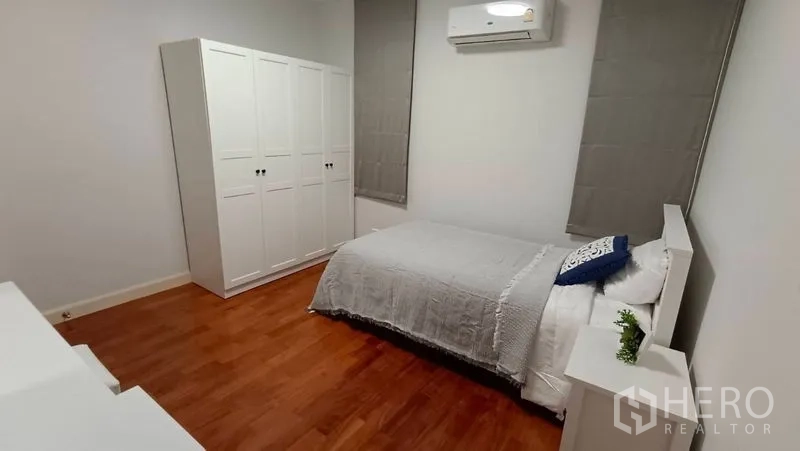 独立式住宅 出租在Prawet, Bangkok - 次卧另一角，衣柜与书桌，木地板