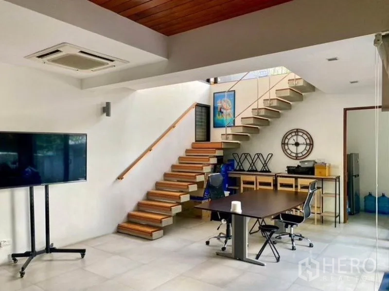 ทาวน์เฮาส์ ให้เช่าในKhlong Toei, Bangkok - ห้องนั่งเล่นโอเพ่นสเปซพร้อมบันไดลอยไม้และมุมทำงาน