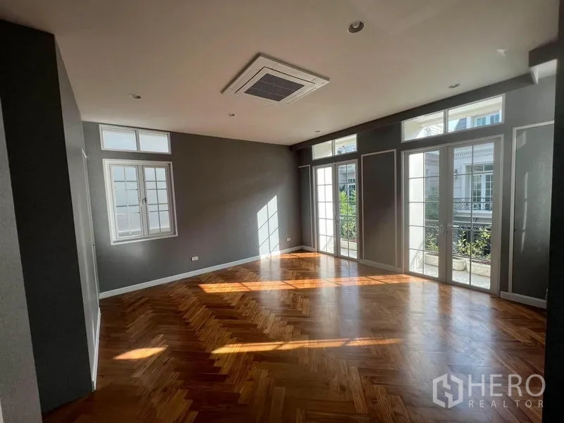 บ้าน ขายในYan Nawa, Bangkok - ห้องนอนกว้าง พื้นปาร์เกต์ ประตูเฟรนช์หลายบานเปิดสู่ระเบียง