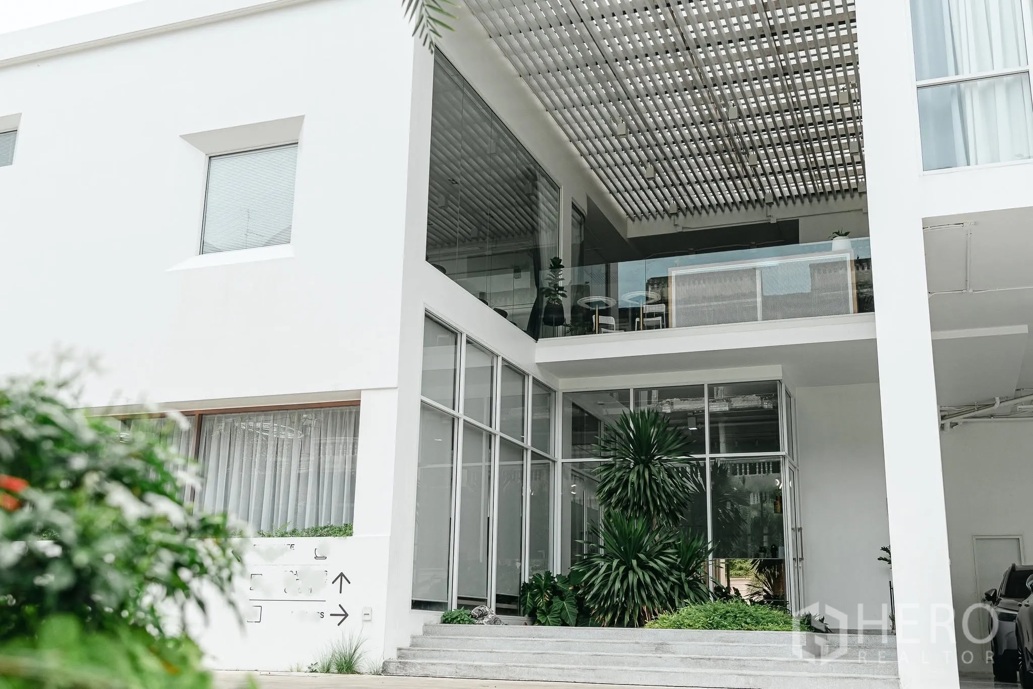 办公室 for rent in Bang Kapi, Bangkok - 现代化入口，玻璃墙、遮阳平台、台阶与绿植。