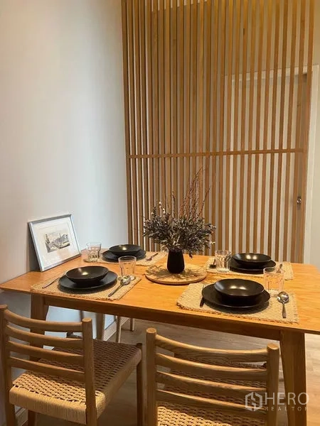 คอนโด ให้เช่าในRatchathewi, Bangkok - มุมทานข้าว โต๊ะไม้ 4 ที่นั่ง พร้อมฉากกั้นระแนงไม้ ในคอนโดราชเทวี